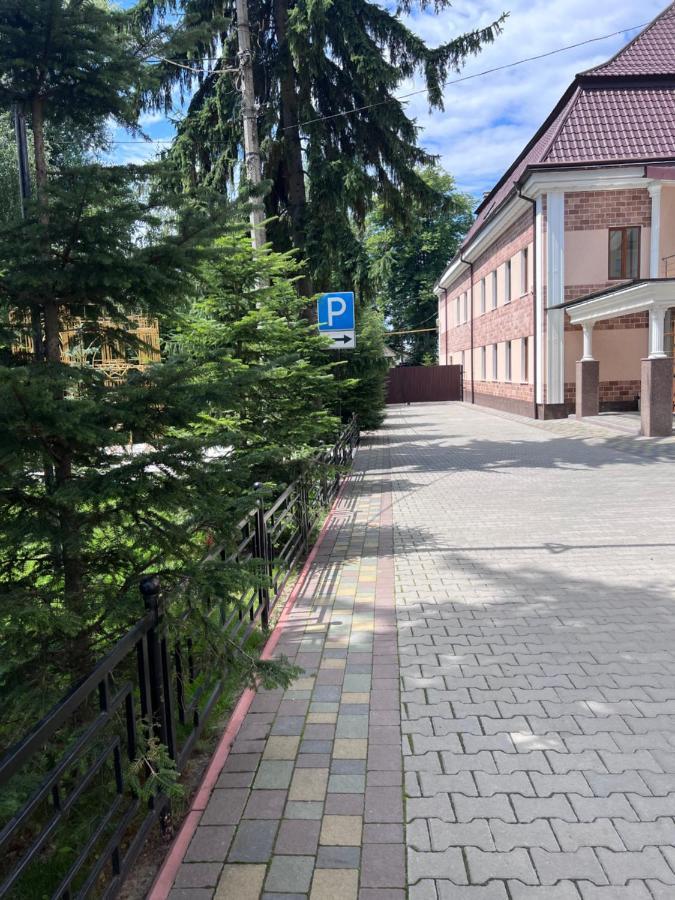 Готель Баронський Двір Chernivtsi Εξωτερικό φωτογραφία