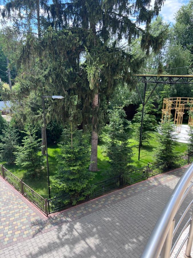 Готель Баронський Двір Chernivtsi Εξωτερικό φωτογραφία