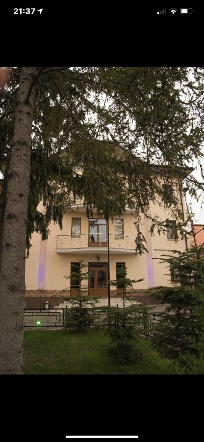 Готель Баронський Двір Chernivtsi Εξωτερικό φωτογραφία