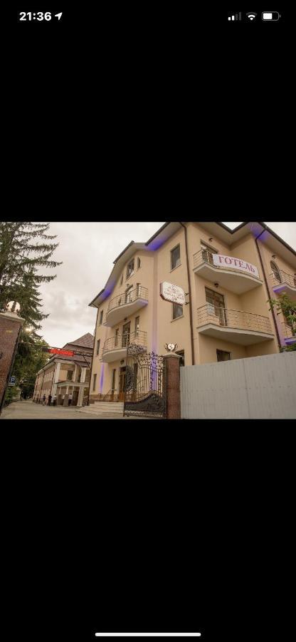 Готель Баронський Двір Chernivtsi Εξωτερικό φωτογραφία