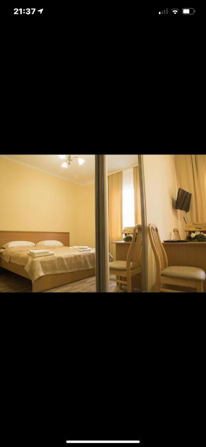Готель Баронський Двір Chernivtsi Εξωτερικό φωτογραφία